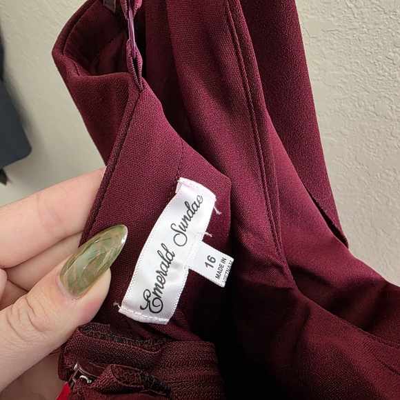 Elegant Burgundy Evening Gown - Picture 9 of 11